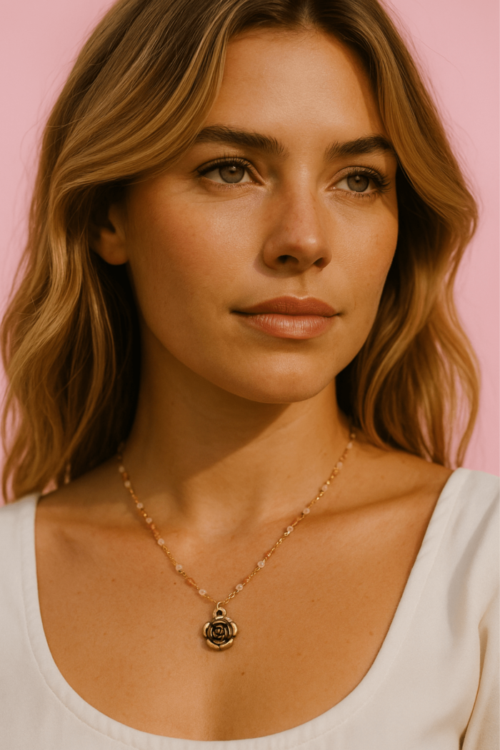 collar flor dorada con cristales