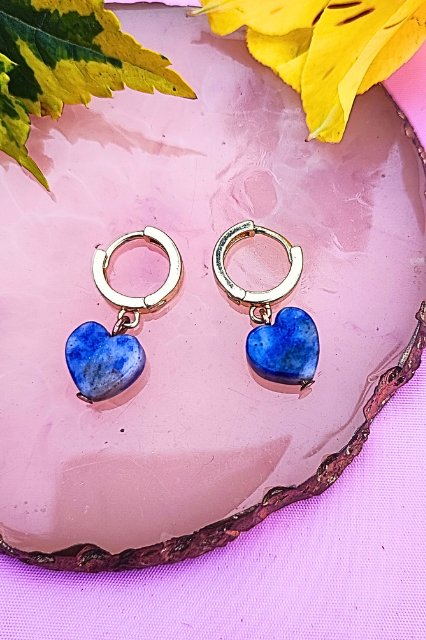 Aretes de lapislázuli en forma de corazón con argollitas doradas de acero inoxidable.