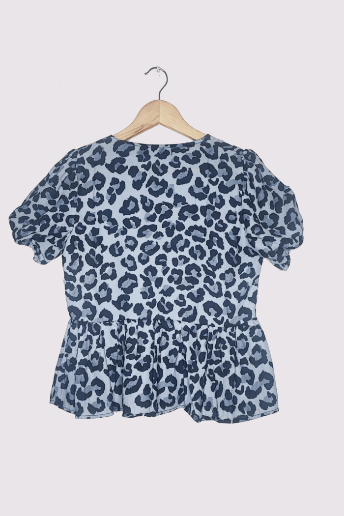 blusa animal print gris peplum