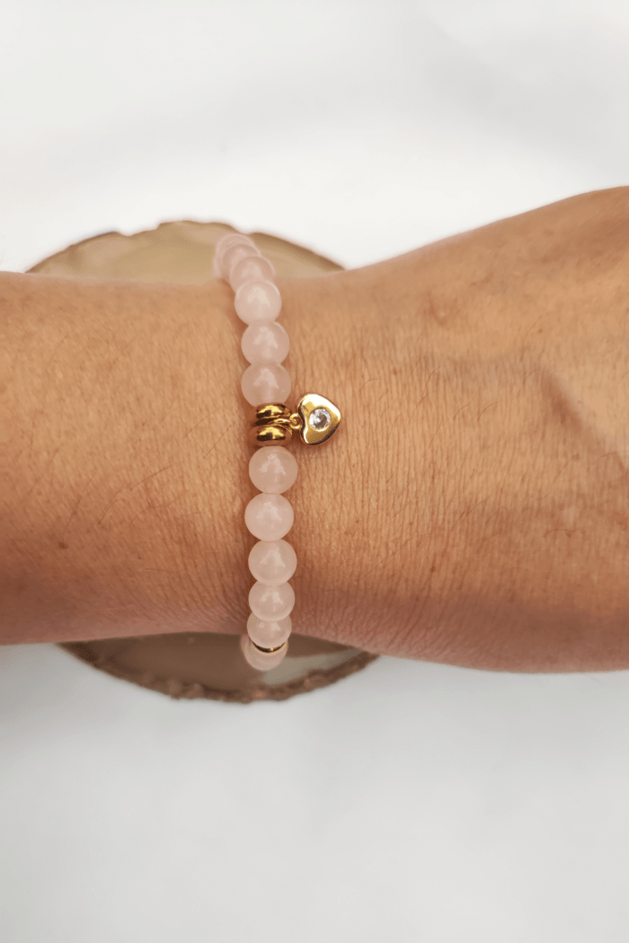 pulsera de cuarzo rosado con mini dije de corazon