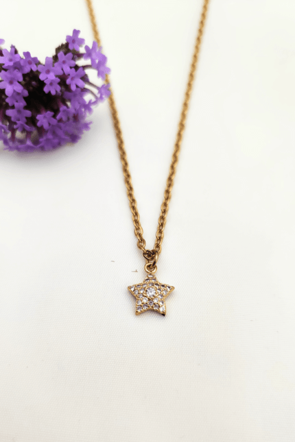 cadena dorada con dije de estrella