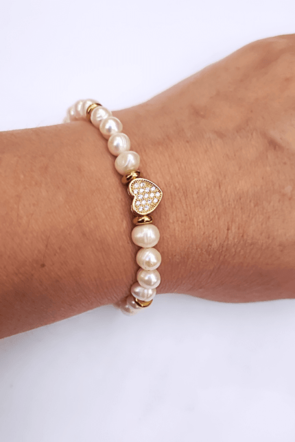 pulsera de perlas con dije corazon