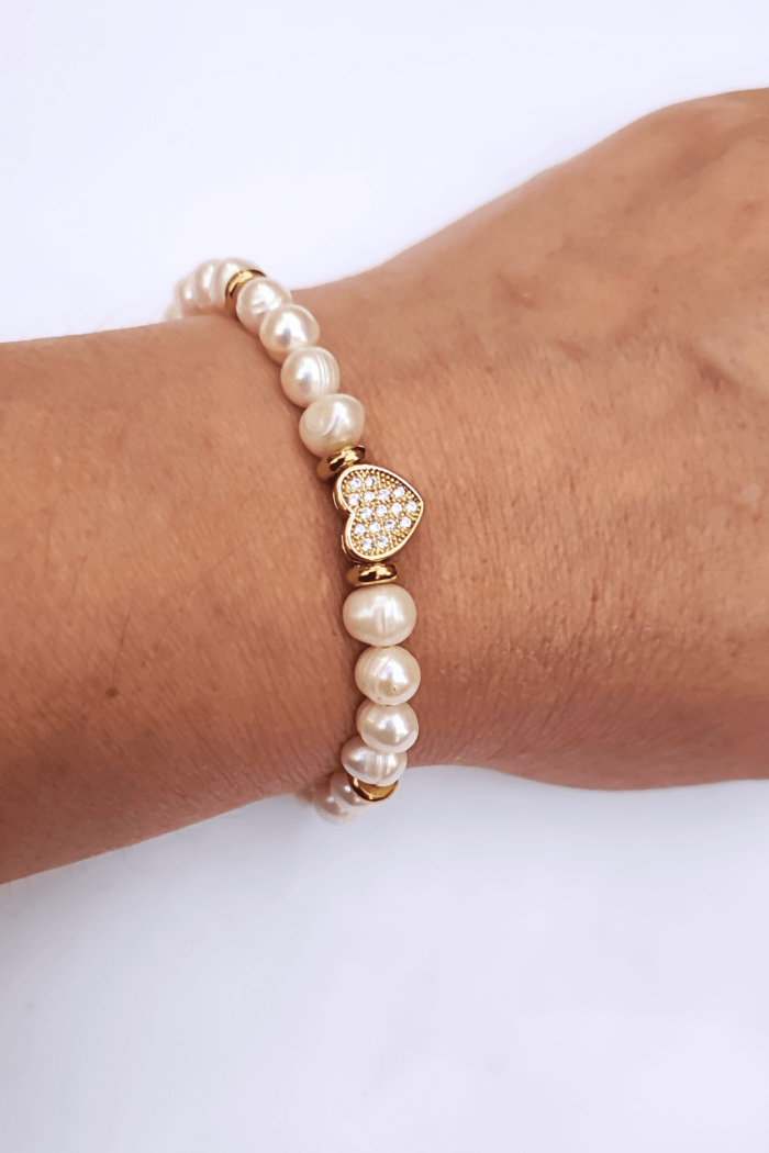pulsera de perlas con dije corazon