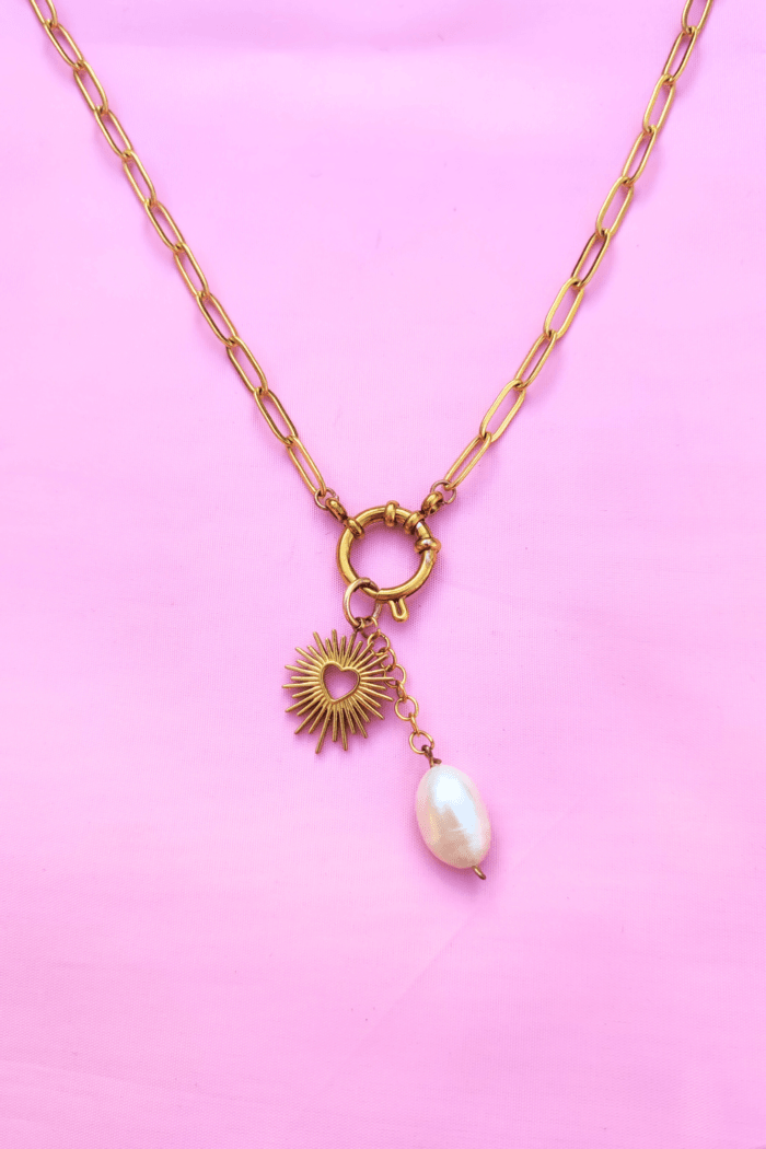 collar dorado de cadenas con perla y dije