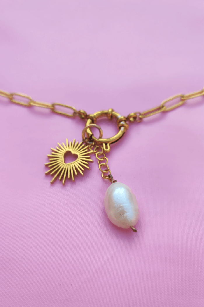 collar dorado de cadenas con perla y dije a