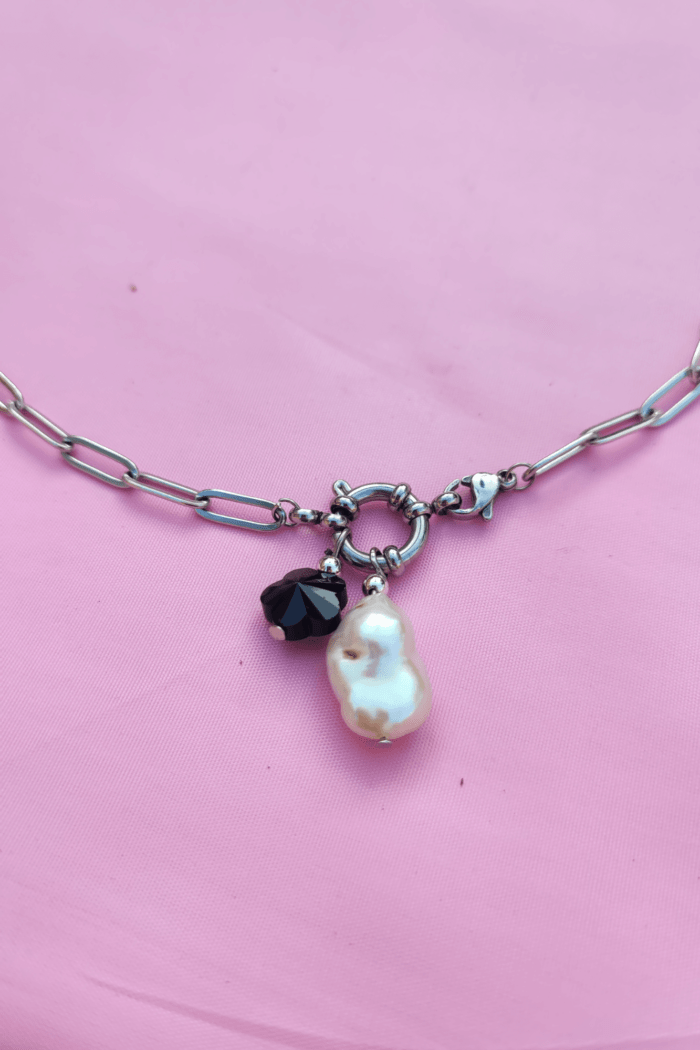 collar de eslabones plateado con dije