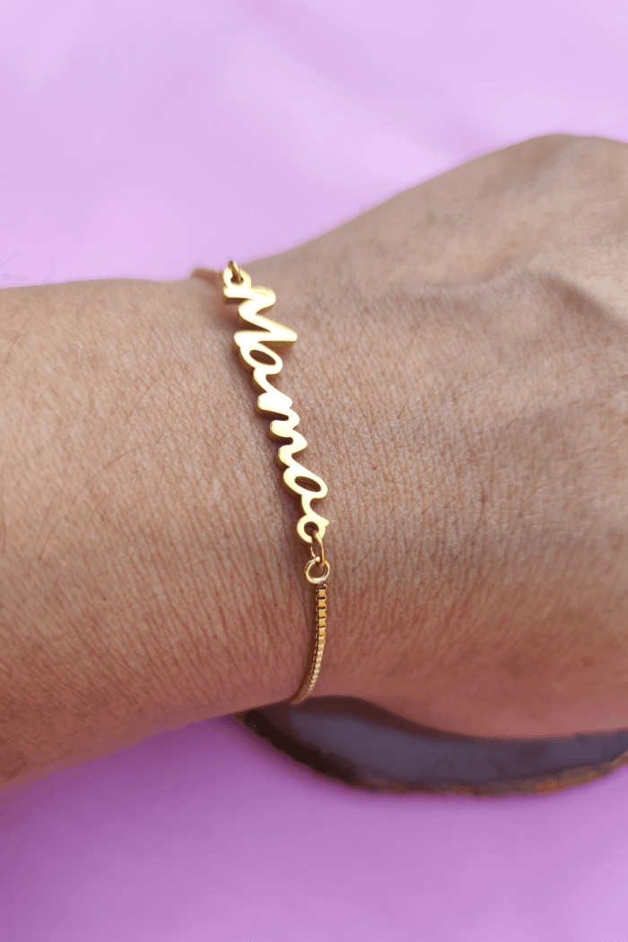 pulsera dorada con dije mamá