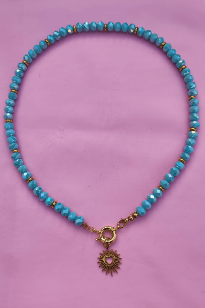 collar de muranos celestes con dije de corazón