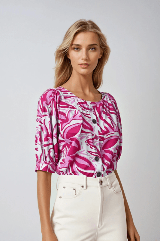 Blusa de chalis blanca con estampado rosa, cuello redondo y mangas abullonadas.