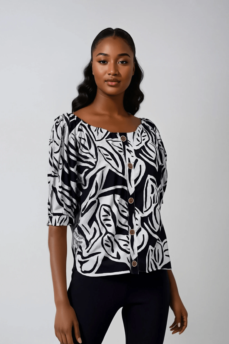 Blusa tropical blanco y negro con estampado de hojas, mangas abullonadas y botones frontales.