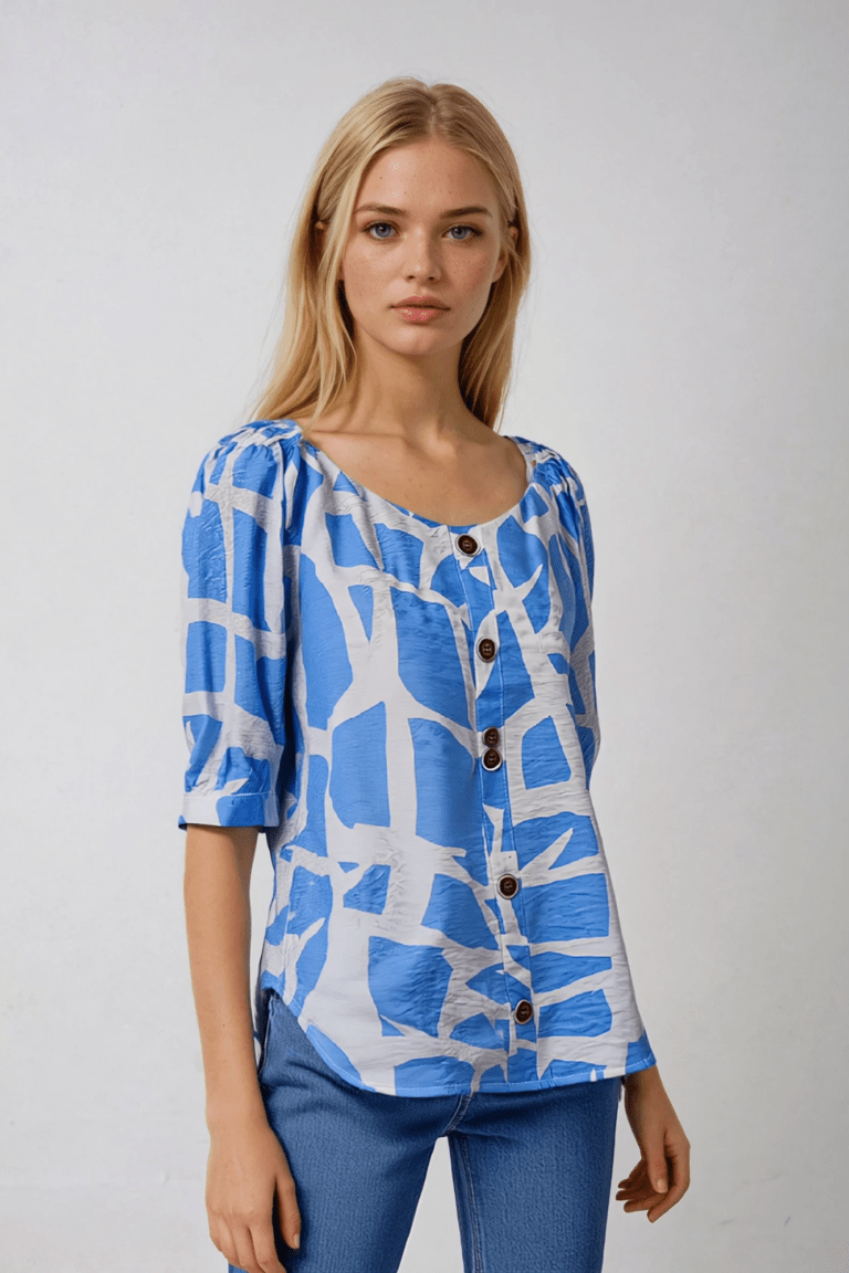 Blusa de chalis blanca con estampado celeste cielo, cuello redondo y mangas abullonadas.