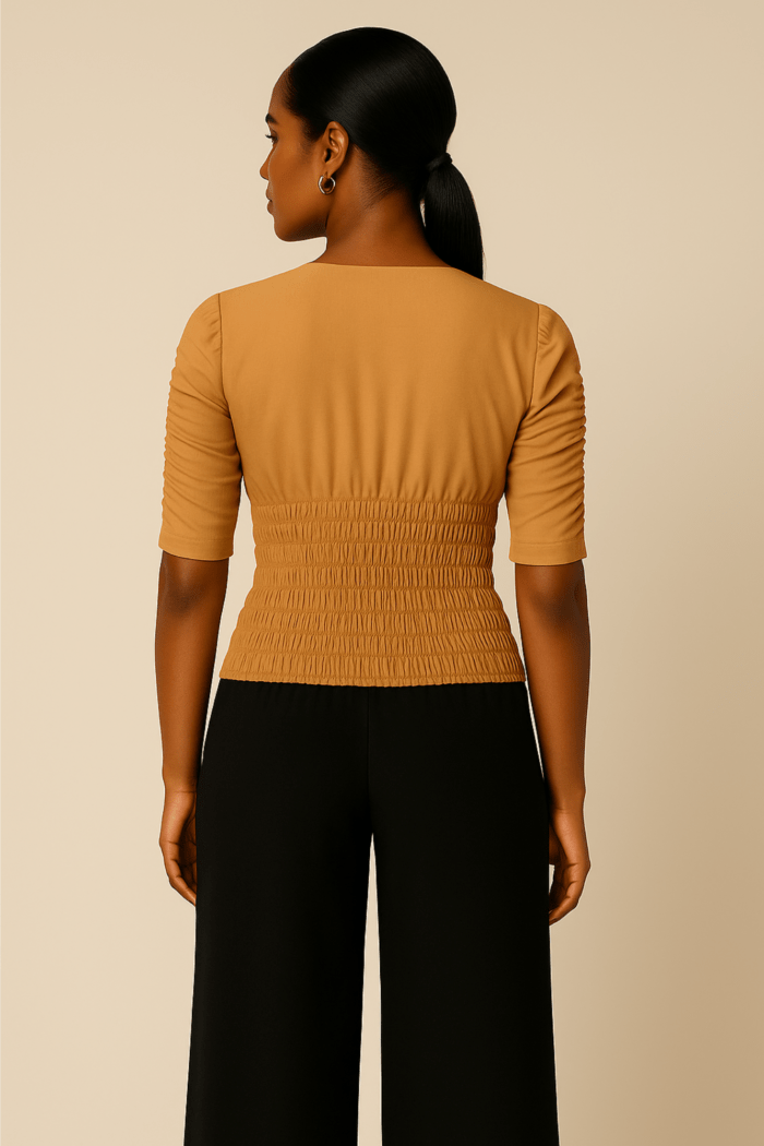 Top color camel con escote en V fruncido, mangas con frunce y entallado