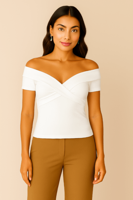 Top blanco de suplex con escote off shoulder cruzado, ideal para busto pequeño.