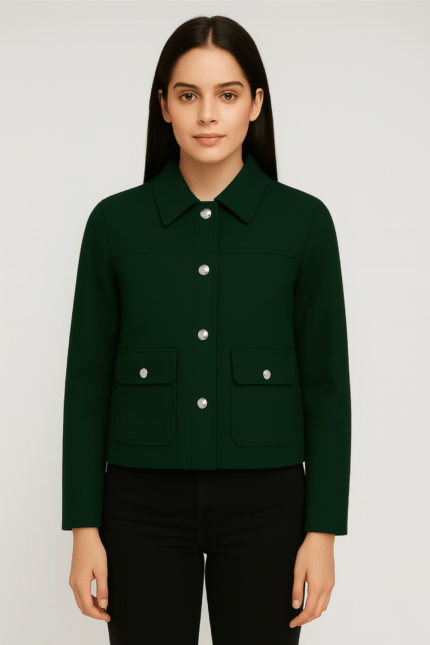 Casaca crop de paño verde con botones metálicos y bolsillos frontales – OUTFIE