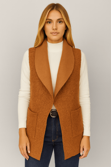 Chaleco largo camel con solapa ancha y bolsillos