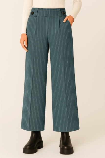 Pantalón palazzo gris con rayas blancas y pretina doble, corte fluido y cómodo.