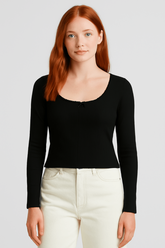 Polo negro de algodón acanalado con escote en U, blonda negra y lazo decorativo.