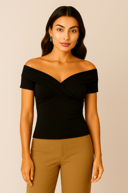 Top negro off shoulder de suplex con pretinas cruzadas y mangas cortas debajo del escote.