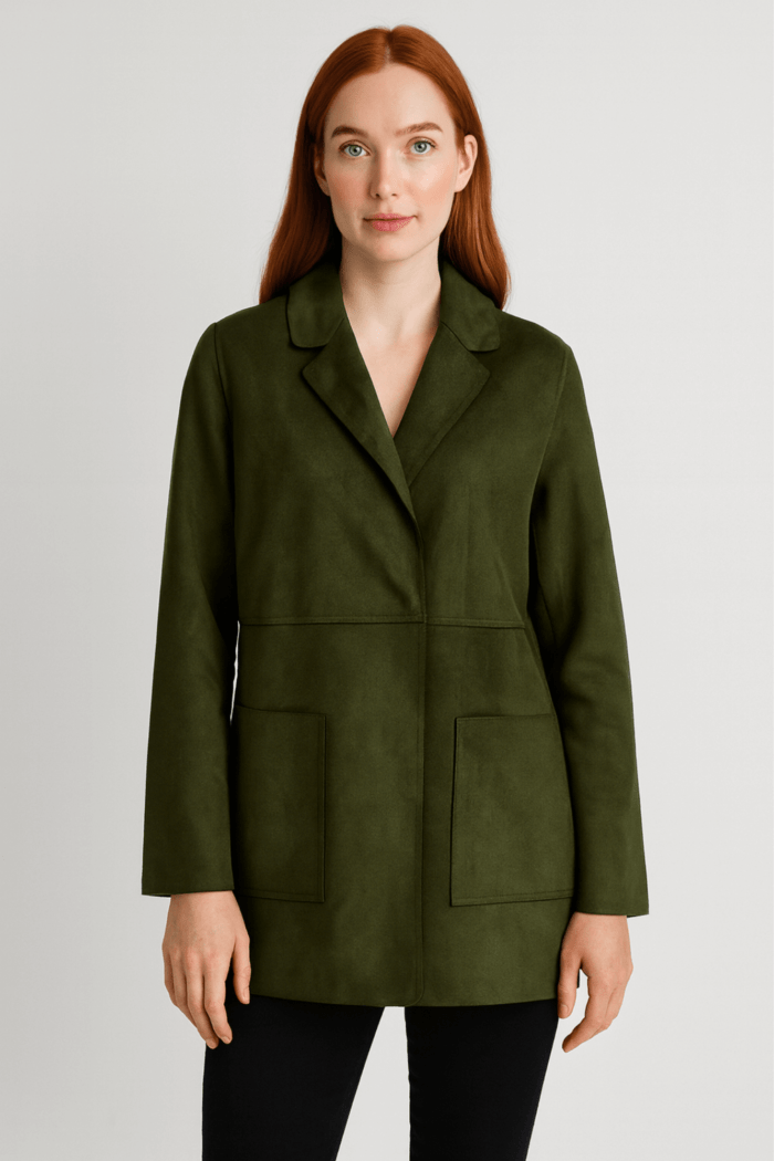 Saco verde piel de durazno con solapa y bolsillos
